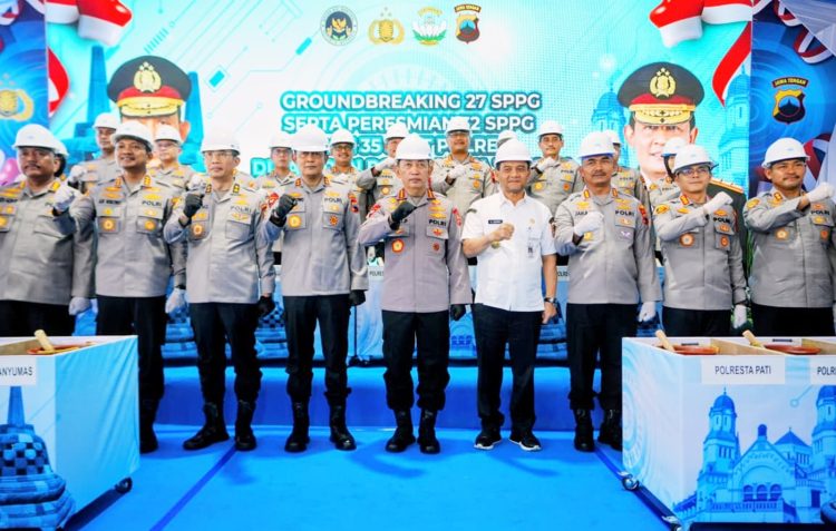Kapolri Jenderal Listyo Sigit Prabowo groundbreaking sekaligus meresmikan 32 SPPG di wilayah Polda Jawa Tengah, Jumat (17/10/2025)