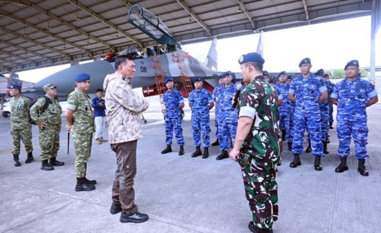 Menhan RI Sjafrie Sjamsoeddin, melaksanakan kunjungan kerja ke Pangkalan Udara (Lanud) Sultan Hasanuddin, Makassar