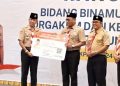 Ketua Kwarnas Gerakan Pramuka, Komjen Pol (Purn) Drs. Budi Waseso (kiri) dalam acara acara pembukaan Rapat Koordinasi Nasional (Rakornas) Bidang Binamuda, Binawasa, Orgakum, dan Kesekretariatan Tahun 2025