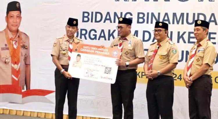 Ketua Kwarnas Gerakan Pramuka, Komjen Pol (Purn) Drs. Budi Waseso (kiri) dalam acara acara pembukaan Rapat Koordinasi Nasional (Rakornas) Bidang Binamuda, Binawasa, Orgakum, dan Kesekretariatan Tahun 2025