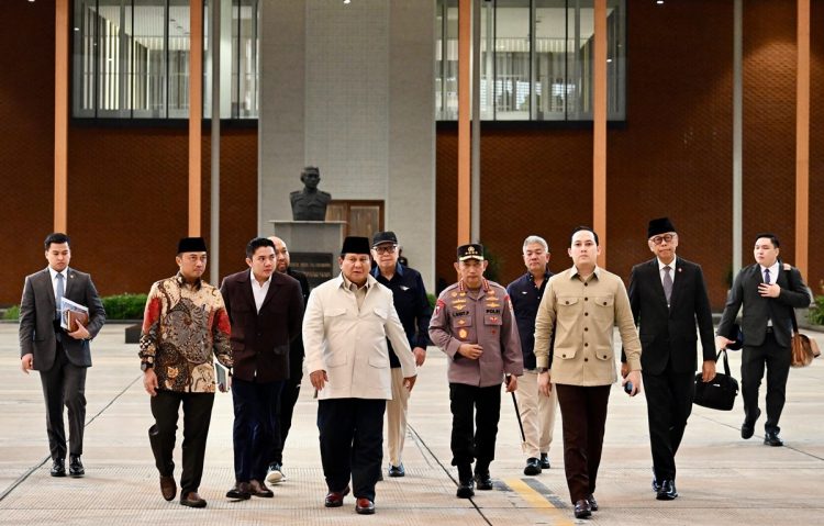 Presiden Republik Indonesia Prabowo Subianto bertolak menuju Kuala Lumpur, Malaysia, untuk menghadiri Konferensi Tingkat Tinggi (KTT) ASEAN melalui Bandara Lanud Halim Perdana Kusuma, Jakarta