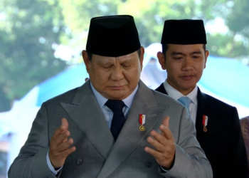 Presiden Prabowo Subianto bersama Wakil Presiden Gibran Rakabuming Raka berdoa di depan sumur Lubang Buaya, Monumen Pancasila Sakti, Jakarta Timur, Rabu (1/10/2025) (Foto: Setpres/Istimewa)