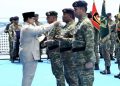Presiden RI Prabowo Subianto menyematkan tanda kehormatan kepada prajurit TNI dalam parade alutsista di Kolinlamil, Teluk Jakarta, Kamis (2/10/2025).(Foto: Capture YouTube Setneg/Istimewa)