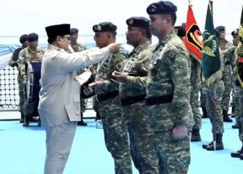 Presiden RI Prabowo Subianto menyematkan tanda kehormatan kepada prajurit TNI dalam parade alutsista di Kolinlamil, Teluk Jakarta, Kamis (2/10/2025).(Foto: Capture YouTube Setneg/Istimewa)