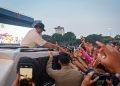 Presiden RI Prabowo Subianto menyapa masyarakat yang antusias menyambut kehadirannya saat meninjau persiapan HUT TNI ke-80 di kawasan Monas, Jakarta, Jumat (3/10/2025) (foto: tangkap layar akun InstagramSekretariat Kabinet)
