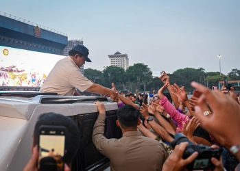 Presiden RI Prabowo Subianto menyapa masyarakat yang antusias menyambut kehadirannya saat meninjau persiapan HUT TNI ke-80 di kawasan Monas, Jakarta, Jumat (3/10/2025) (foto: tangkap layar akun InstagramSekretariat Kabinet)