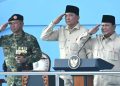 Sekretaris Kabinet Teddy Indra Wijaya menyerahkan santunan dari Presiden Prabowo Subianto kepada keluarga prajurit TNI yang gugur, di Wisma Elang Laut, Jakarta, Kamis (9/10/2025) (Foto: Setpres/Istimewa)