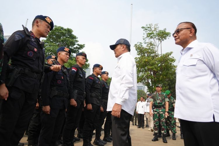 Menko Polkam Djamari Chaniago kembali mengenang masa lalunya sebagai prajurit saat membagikan buah tangan kepada ribuan anggota TNI dan Polri di Monas,Senin (20/10) (Foto: doc.Kemenko Polkam)