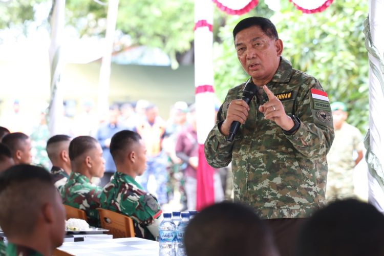 Menhan Sjafrie Sjamsoeddin meninjau pembangunan Yonif TP 821/Satria Bupolo di Pulau Buru, Maluku.(Foto:Kemenhan)
