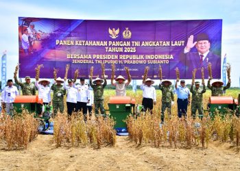 Menhan Sjafrie Sjamsoeddin tegaskan ketahanan pangan bagian dari pertahanan nasional saat panen kedelai Garuda Merah Putih di Lampung bersama Mentan dan TNI AL.(Foto:Kemenhan)