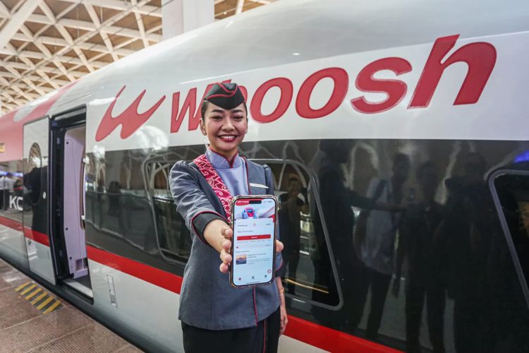 Pramugari menunjukan aplikasi saat launching Penjualan Tiket Whoosh di Aplikasi Mobile di Stasiun Kereta Cepat Halim, Jakarta, Selasa (17/10/2023)