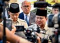 Presiden Prabowo Subianto menyapa awak media sesaat setelah turun dari pesawat kepresidenan di Pangkalan Udara Halim Perdanakusuma, Jakarta, Selasa (14/10/2025).(foto:BPMI/Setpres)