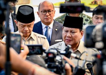 Presiden Prabowo Subianto menyapa awak media sesaat setelah turun dari pesawat kepresidenan di Pangkalan Udara Halim Perdanakusuma, Jakarta, Selasa (14/10/2025).(foto:BPMI/Setpres)