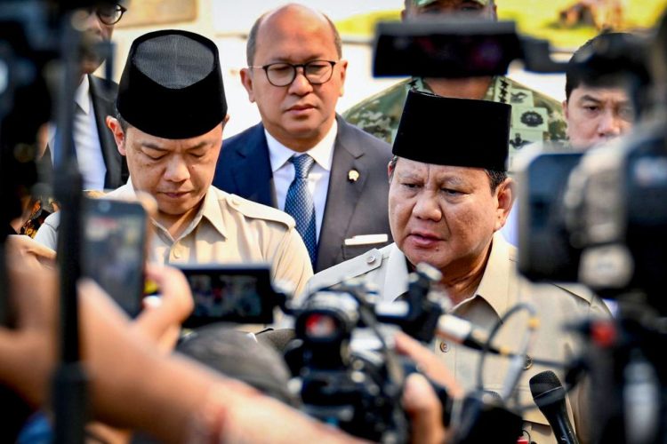 Presiden Prabowo Subianto menyapa awak media sesaat setelah turun dari pesawat kepresidenan di Pangkalan Udara Halim Perdanakusuma, Jakarta, Selasa (14/10/2025).(foto:BPMI/Setpres)
