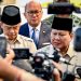 Presiden Prabowo Subianto menyapa awak media sesaat setelah turun dari pesawat kepresidenan di Pangkalan Udara Halim Perdanakusuma, Jakarta, Selasa (14/10/2025).(foto:BPMI/Setpres)