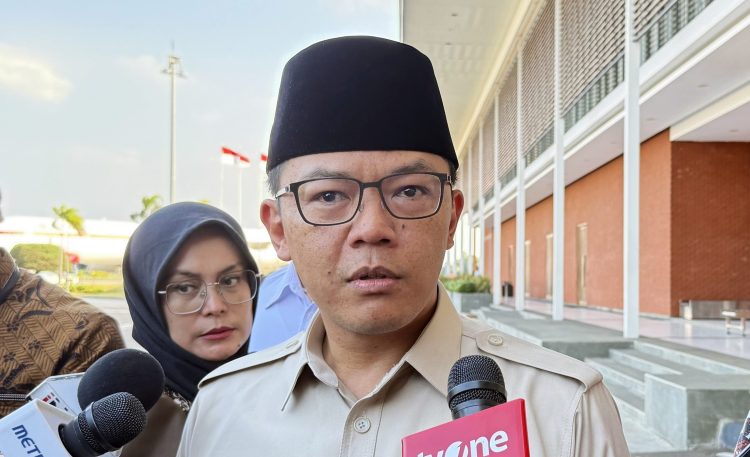 Menlu Sugiono saat memberikan keterangan pers di Base Ops Halim Perdanakusuma, Jakarta, Selasa (14/10/2025)