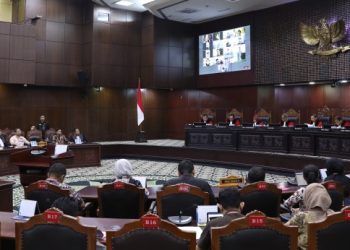 Mahkamah Konstitusi menggelar sidang pengucapan ketetapan pengujian materiil Undang-Undang Nomor 34 Tahun 2004 tentang Tentara Nasional Indonesia, Kamis (26/06) di Ruang Sidang MK. (Foto Humas/MK)