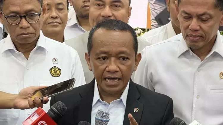 Menteri ESDM Bahlil Lahadalia menegaskan pemerintah tidak pernah menghambat investasi energi swasta, di Jakarta Convention Center, Jumat (10/10/2025). Pemerintah justru menaikkan kuota impor BBM hingga 110 persen demi menjaga kestabilan pasokan.(foto:istimewa)