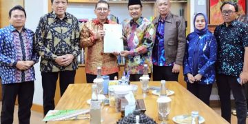 Menteri Sosial Saifullah Yusuf (empat dari kanan), didampingi jajaran pejabat Kementerian Sosial memberikan keterangan pers usai menyerahkan berkas usulan 40 tokoh menjadi Pahlawan Nasional kepada Menteri Kebudayaan sekaligus Ketua Dewan Gelar, Tanda Jasa, dan Tanda Kehormatan (GTK), Fadli Zon (lima dari kanan) di Kantor Kementerian Kebudayaan, Jakarta, Selasa (21/10/2025). (dok: Kemensos)