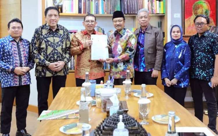 Menteri Sosial Saifullah Yusuf (empat dari kanan), didampingi jajaran pejabat Kementerian Sosial memberikan keterangan pers usai menyerahkan berkas usulan 40 tokoh menjadi Pahlawan Nasional kepada Menteri Kebudayaan sekaligus Ketua Dewan Gelar, Tanda Jasa, dan Tanda Kehormatan (GTK), Fadli Zon (lima dari kanan) di Kantor Kementerian Kebudayaan, Jakarta, Selasa (21/10/2025). (dok: Kemensos)