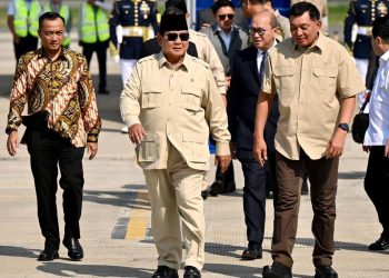 Presiden Prabowo langsung pimpin rapat setiba di Tanah Air bahas kegagalan timnas dan realisasi investasi. Pemerintah fokus pada energi hijau, pembinaan olahraga, dan penguatan SDM berbasis teknologi.(foto:BPMI/Setpress)