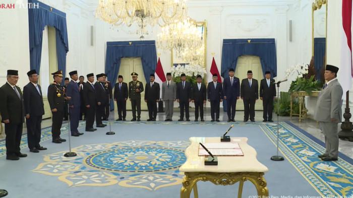 Presiden Prabowo melantik Komisi Percepatan Reformasi Kepolisian yang diketuai Jimly Asshiddiqie.(Foto: Setpres)