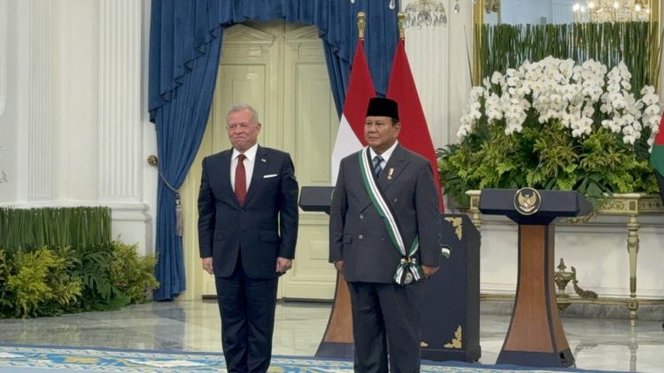 Presiden Prabowo menerima kehormatan Order of The Renaissance dari Raja Yordania Abdullah II saat kunjungan kenegaraan di Jakarta (Foto:Istimewa)