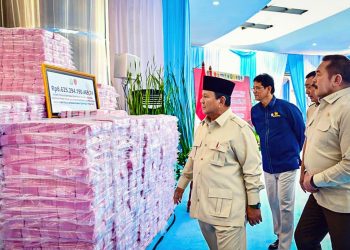 Presiden Prabowo Subianto menyaksikan penyerahan laporan capaian hasil Satgas PKH dan penyelamatan keuangan negara tahun 2025 di Gedung Utama Kompleks Kejaksaan Agung Republik Indonesia, Jakarta, Rabu (24/12/2025)
