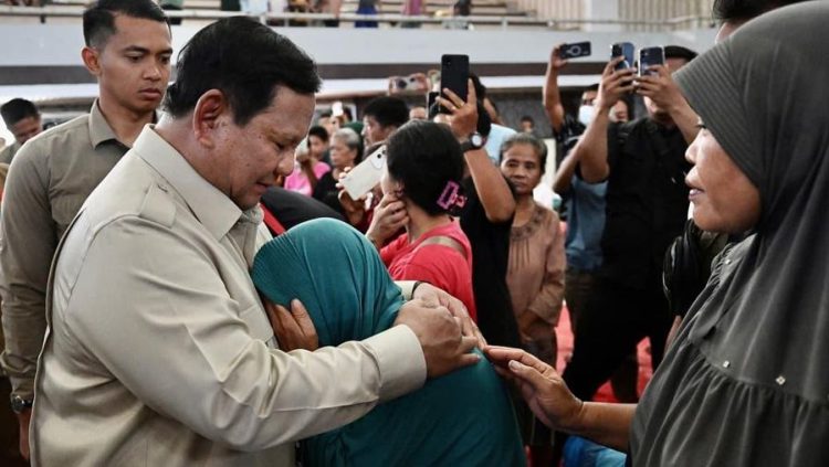 Presiden Prabowo Subianto meninjau posko pengungsian korban banjir dan longsor di Kabupaten Tapanuli Tengah, Sumatera Utara, Senin (1/12/2025), untuk memastikan penanganan darurat berjalan optimal. (doc.Setpres)