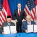 Presiden Republik Indonesia Prabowo Subianto dan Presiden Amerika Serikat Donald Trump menandatangani perjanjian perdagangan bersejarah di Washington, D.C., Amerika Serikat, Kamis (19/02/2026)