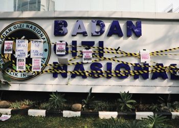 MBG Watch memasang garis kuning-hitam atau menyegel secara simbolis area depan kantor BGN